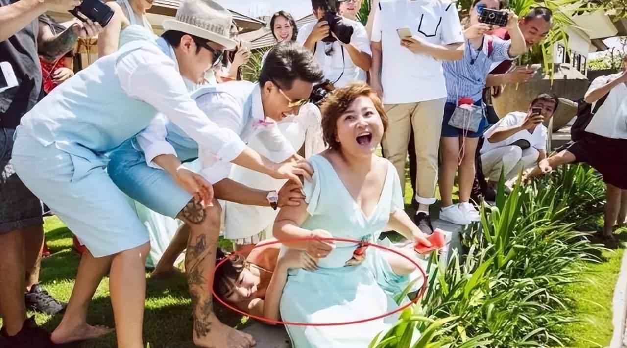 低俗的“婚闹”，是一场披着习俗的外衣的公开“性骚扰”