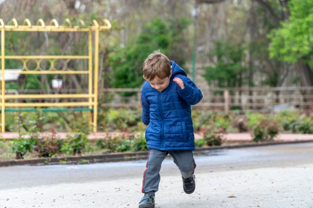 央视曝光儿童致癌衣服品牌,衣服致癌物超标27倍