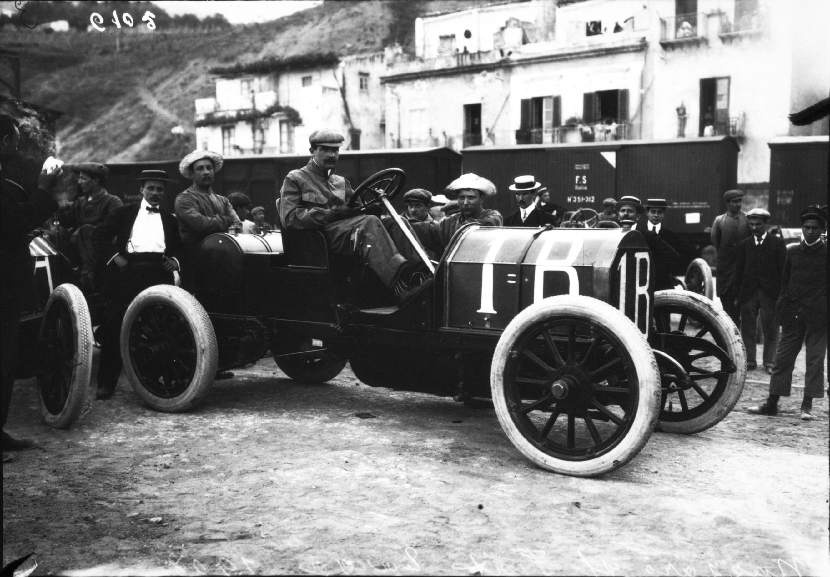 从优秀赛车手到跑车品牌缔造者的变身法拉利之父成长的传奇之路