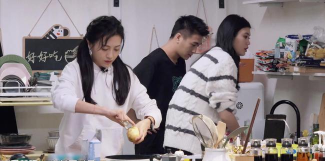 奚梦瑶：母凭子贵嫁豪门，与窦骁绯闻惹争议，她能否坐稳贵妃之路