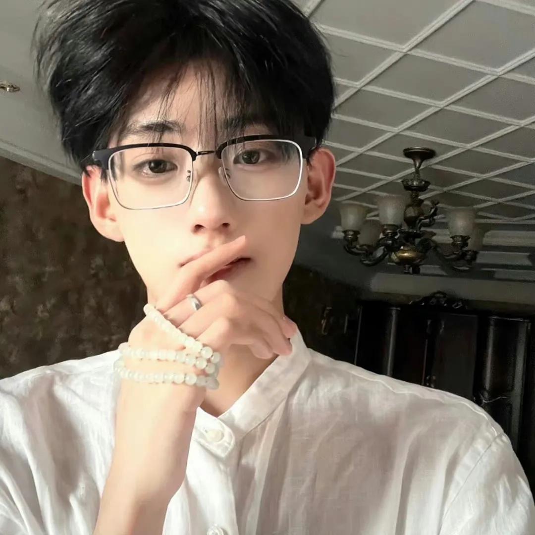 男生头像冷酷帅气,男生头像干净高级质感