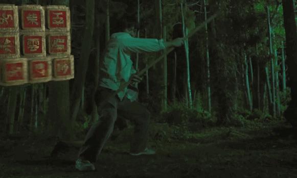 比《哭悲》还上头？逃犯吃屎，警察“全裸”查案，致敬《无间道》