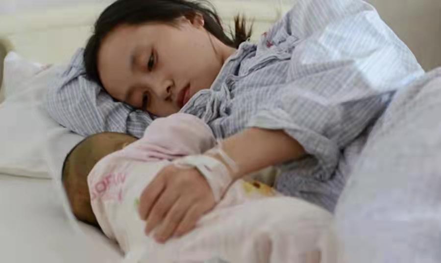 宝宝学翻身夜里一直醒,宝宝晚上蹬被子翻身频繁怎么回事