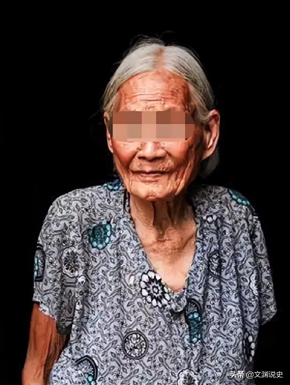 广东老太在山上抱回一只野猫,广东老太捡到一只猫仔