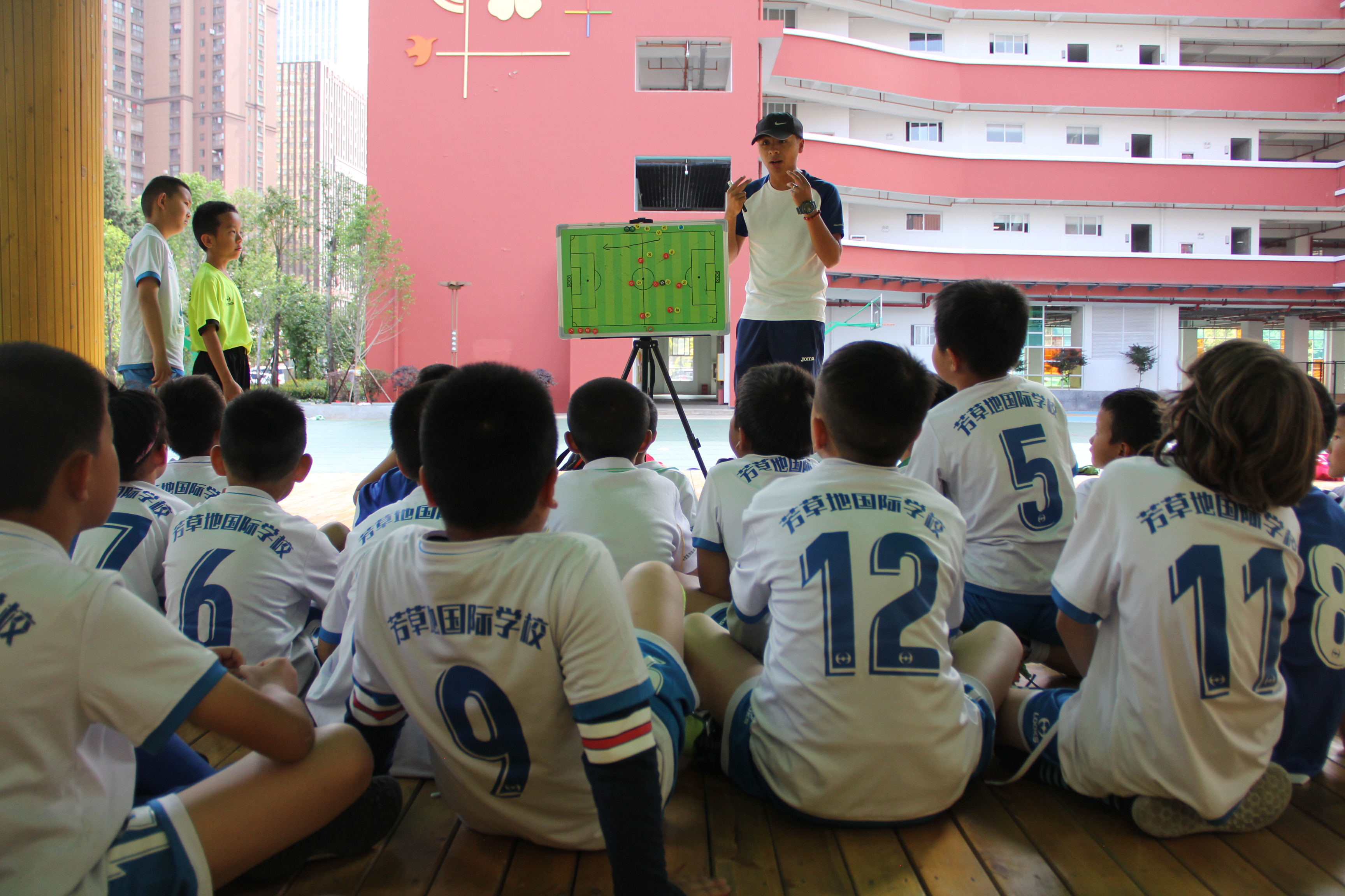 昆明市芳草地国际学校好进吗,昆明足球特色学校排名前十