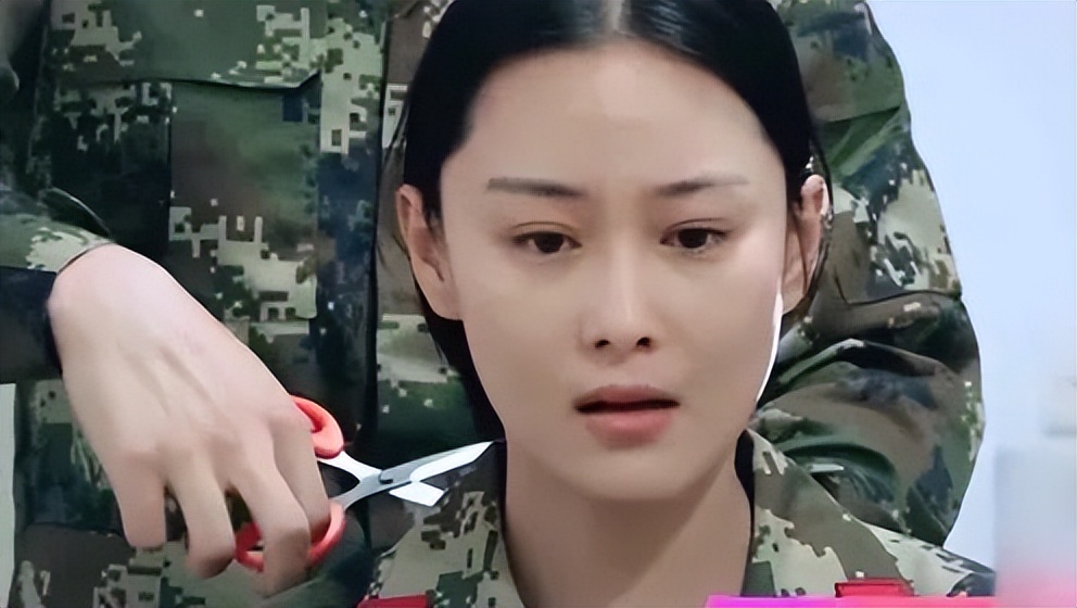 一手烂牌打出王炸的张馨予,张馨予一手烂牌打王炸