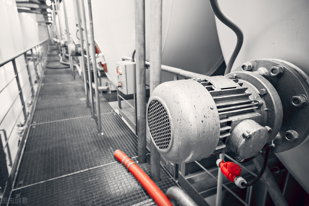 特斯拉的电机有什么优势,特斯拉用的是永磁同步电机吗