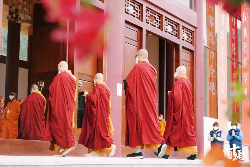 佛教出家为啥非剃光头呢,出家人为何要剃除须发