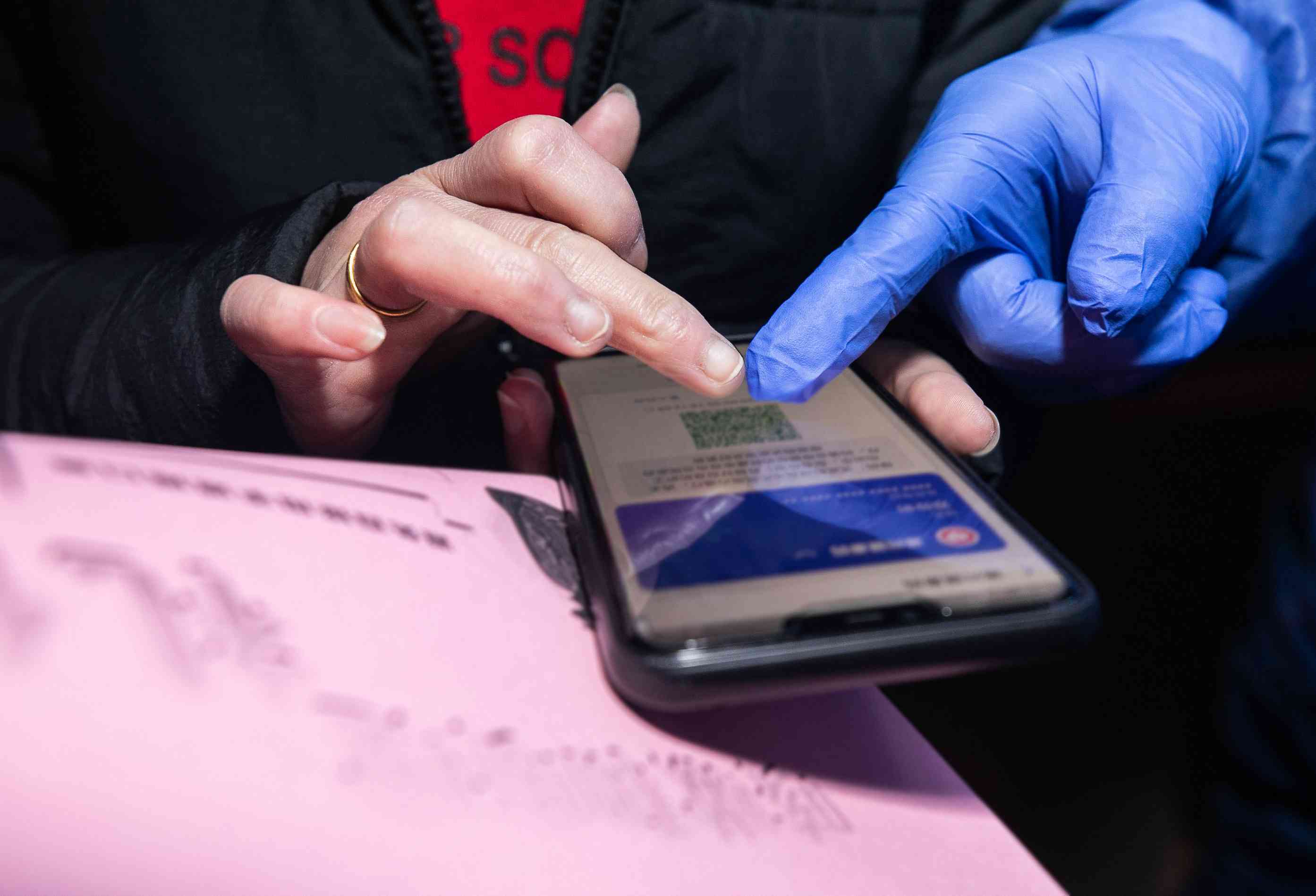 究竟谁在乱赋红码？责任主体不该成谜，责任追究不能拖沓