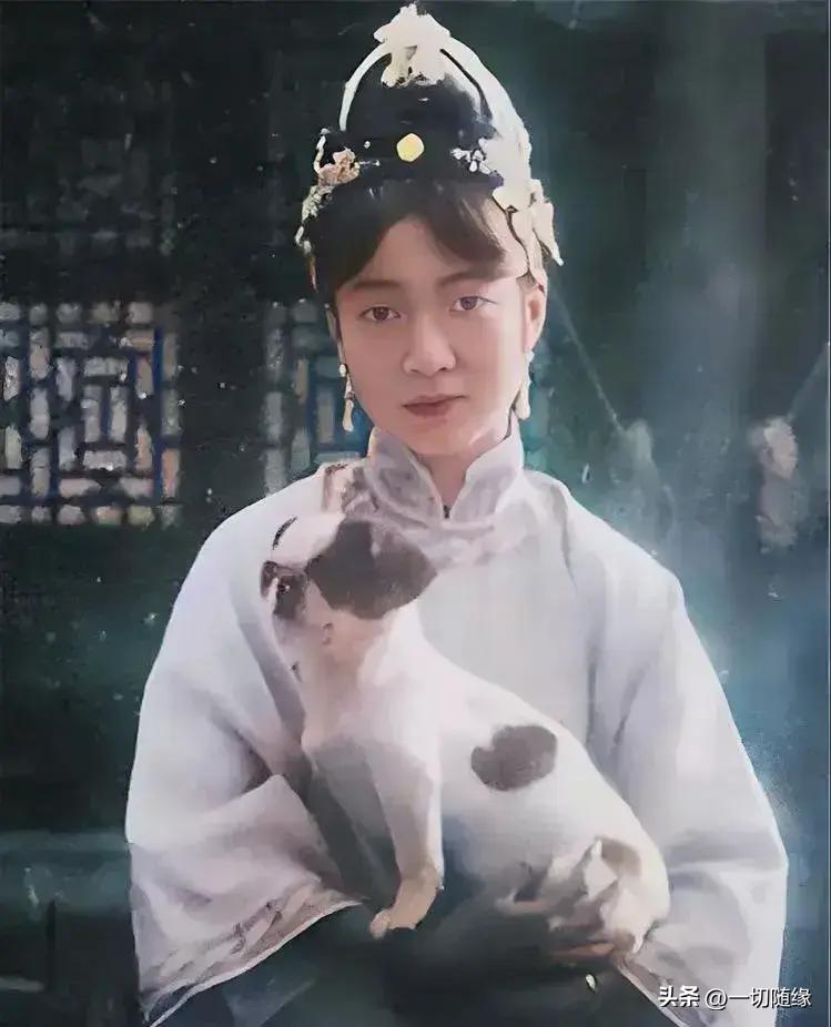 晚清真实：花楼女子媚态撩人，丰乳肥臀，30张老照片尽展风姿迷人