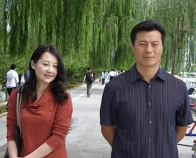 他9块钱娶了老婆住9平米的地下室7年,成名后也坚决不*妻换**