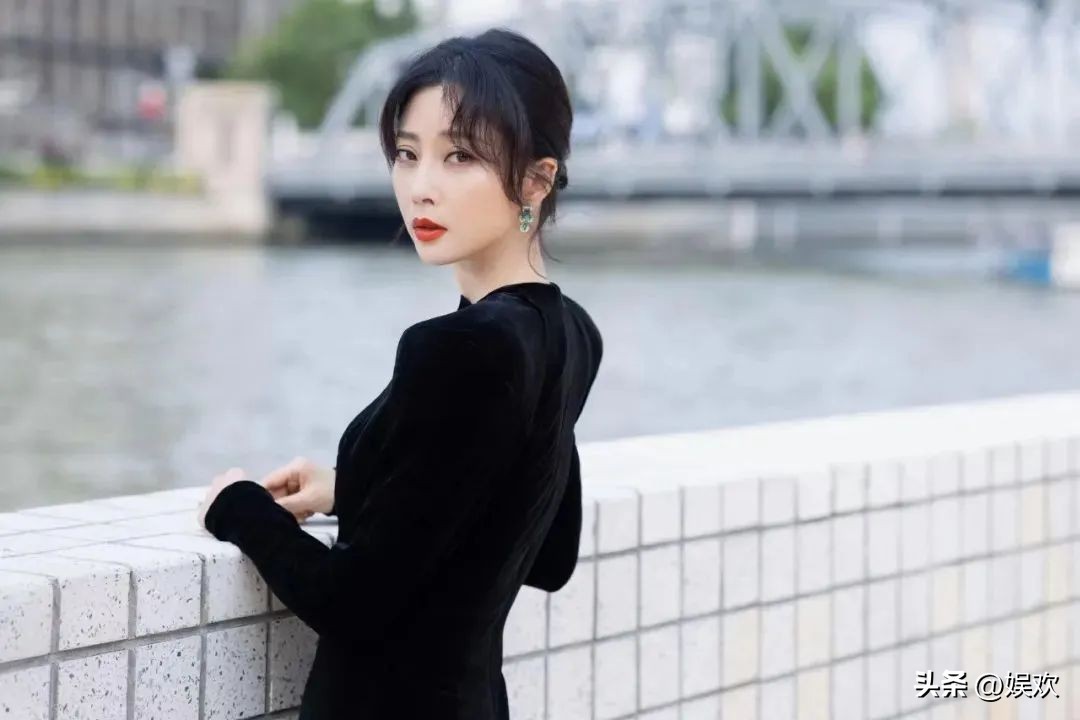 柳岩和殷桃对比照片,柳岩与殷桃是同一个人吗