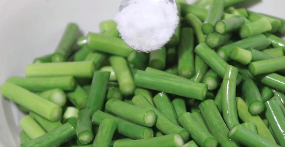 炒蒜苔怎么避免炒糊了,炒蒜苔时最忌直接焯水