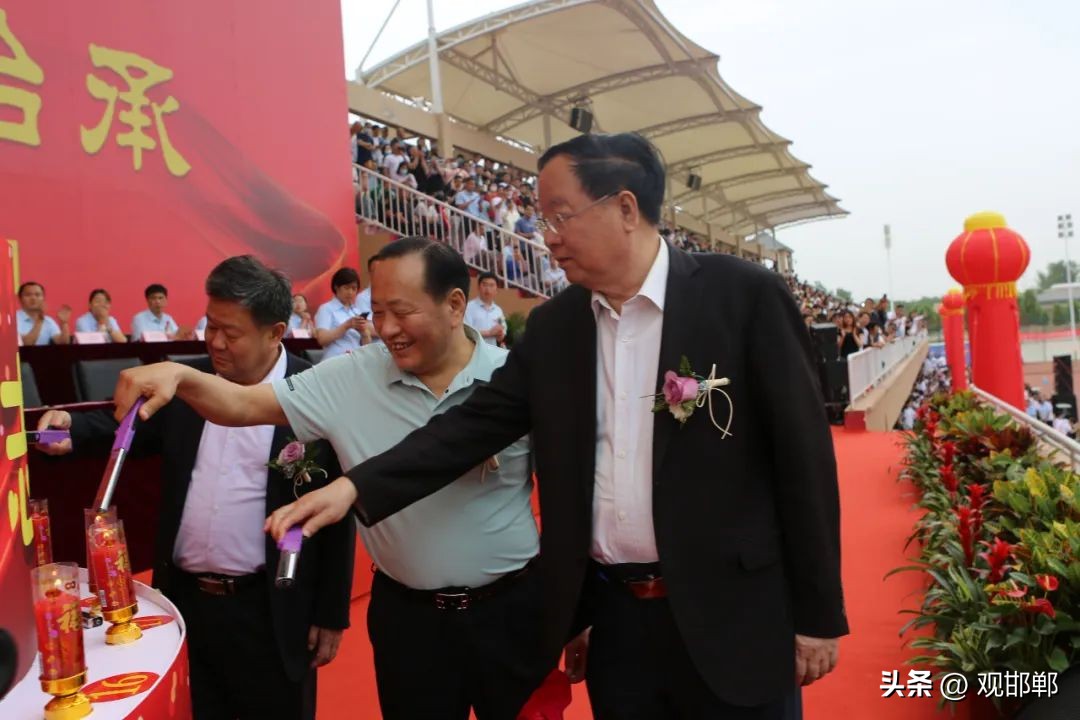 以爱之名育心成长主题活动,成人礼仪式学校举办