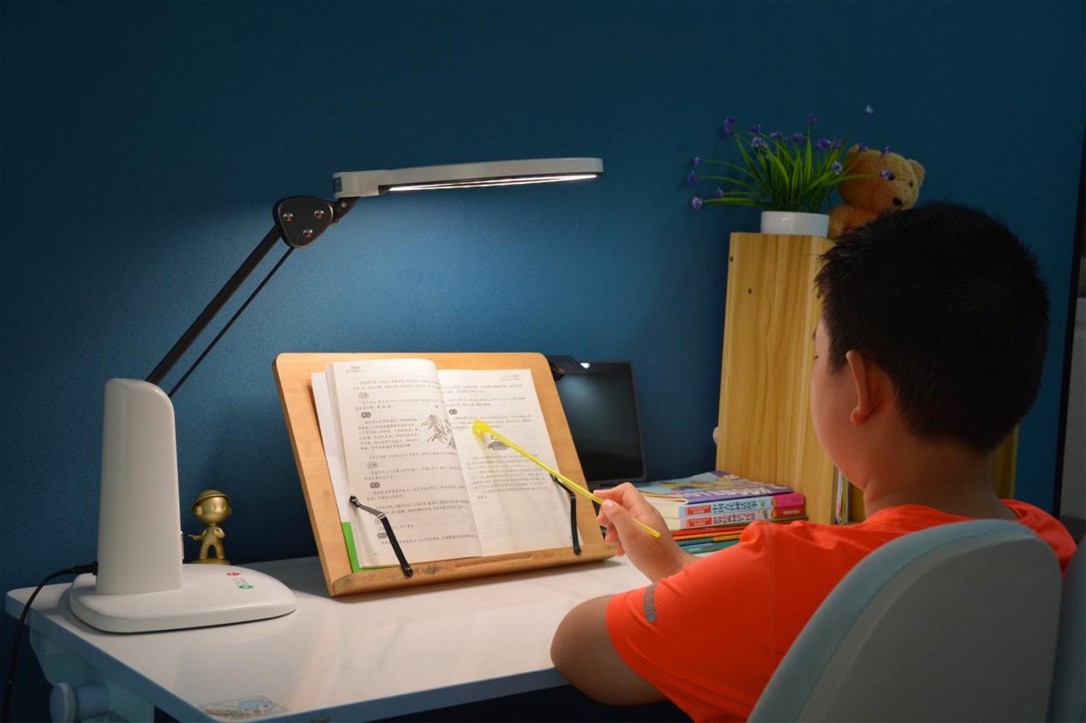 NIR红光真正护眼光，陪伴孩子学习，我选择天使之光2医安级护眼灯