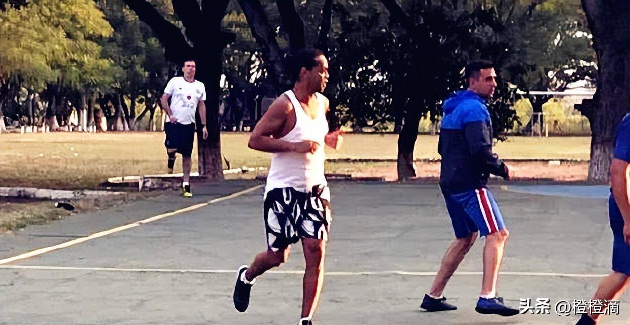 带梅西出道踢球的人,小罗从巅峰到低谷