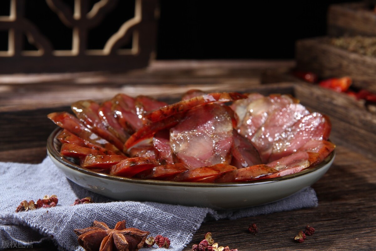 腊肠上有白色小点点还能吃吗,腊肠有一点点酸但不臭能吃