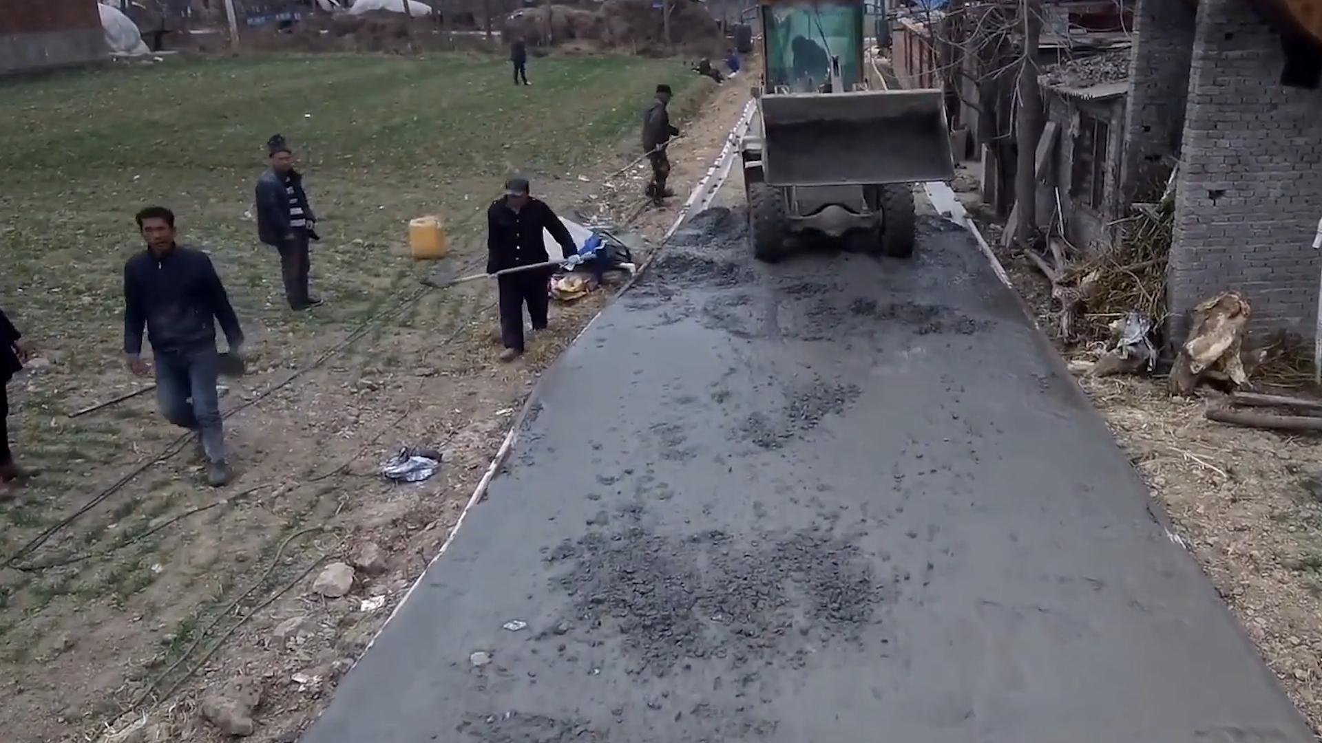 村村通柏油路现状,为什么村村通修的都是水泥路