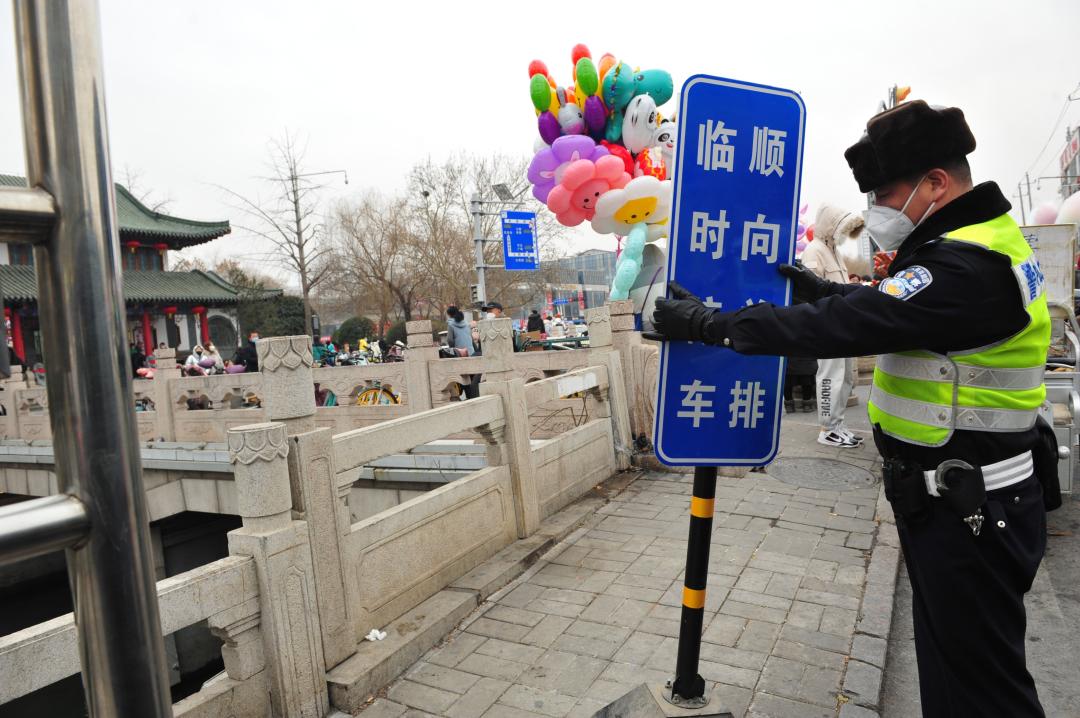 济南交警全力守护春节道路平安,交警圆满完成春节交通安保工作