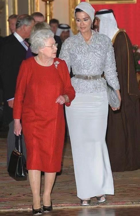 莫扎王后穿搭,莫扎的穿衣风格