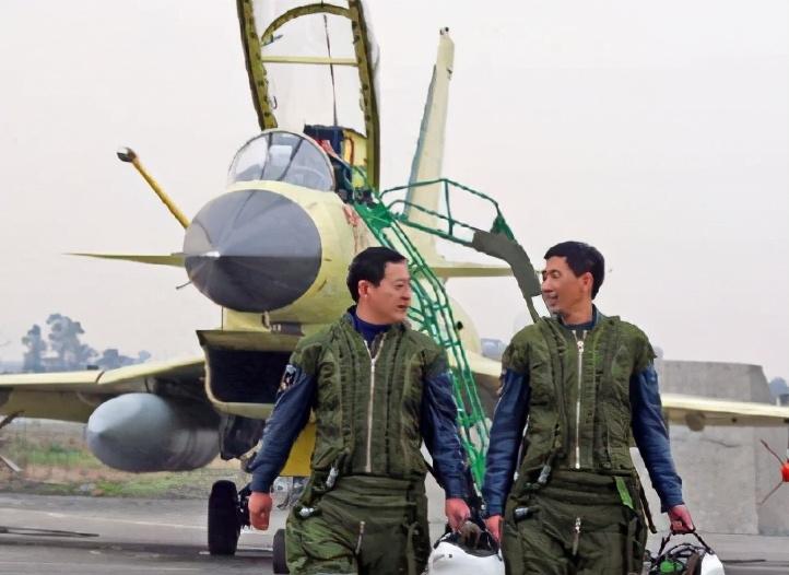 万米高空不带降落伞生还,万米高空坠落没有降落伞