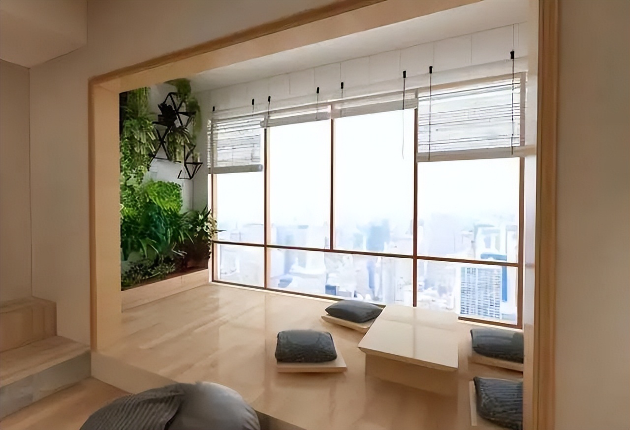 窗框上方漏水漏到阳台天花板里,阳台天花板漏水怎么处理