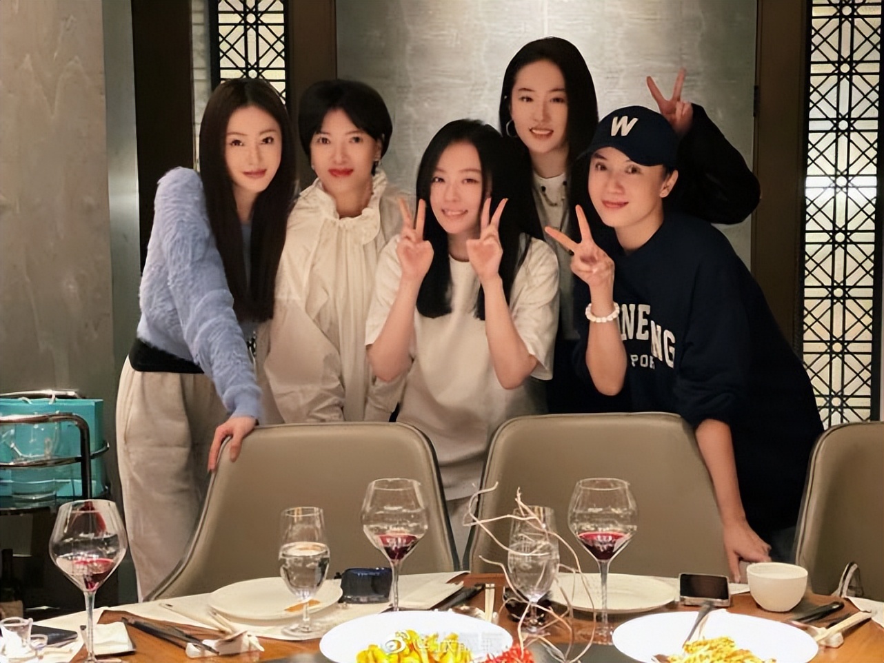 刘亦菲逛街被偶遇三里屯,网友偶遇刘亦菲买行李箱