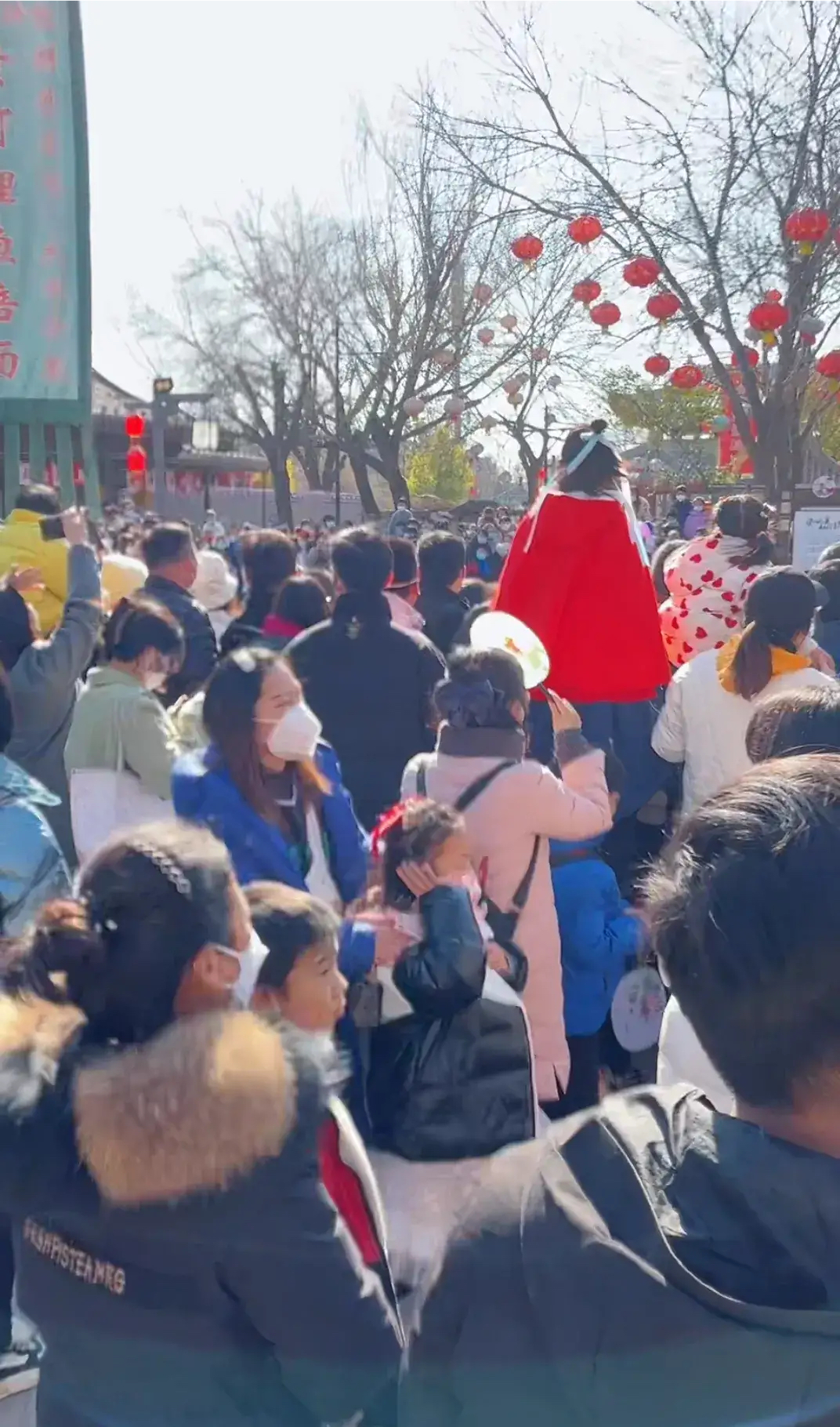 大年初一开封清明上河园人山人海,大年初一的清明上河园是人山人海