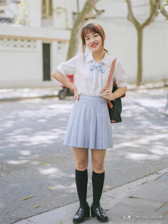 果然，穿裙子还是最配“乐福鞋”，上身洋气显高，尤其适合小个子