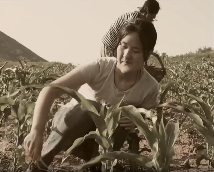 东北“歪脸”女孩整形成大美女，拒绝当网红，只想回山村当教师