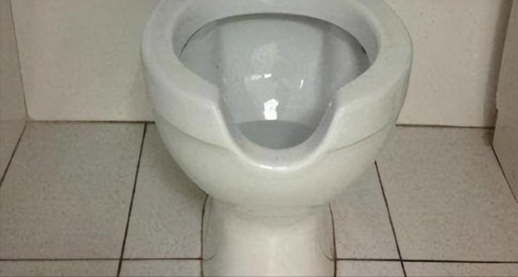 美国马桶前面为什么要设计个孔,美国马桶前面有个缺口怎么冲水