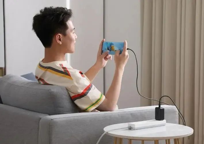 一边充电一边玩手机会伤电池吗,涨知识还很有意思吗