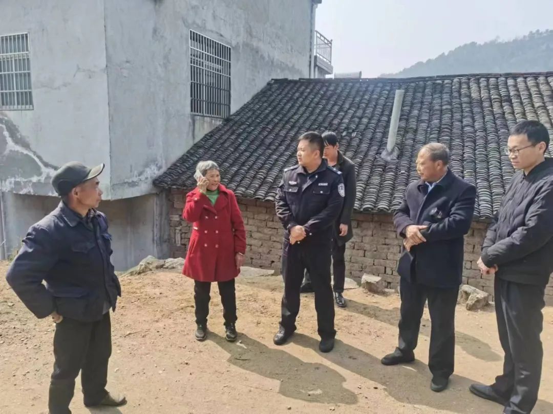 【一线警星】凌万强：别小瞧这张“小圆桌”，它调出了“大和谐”