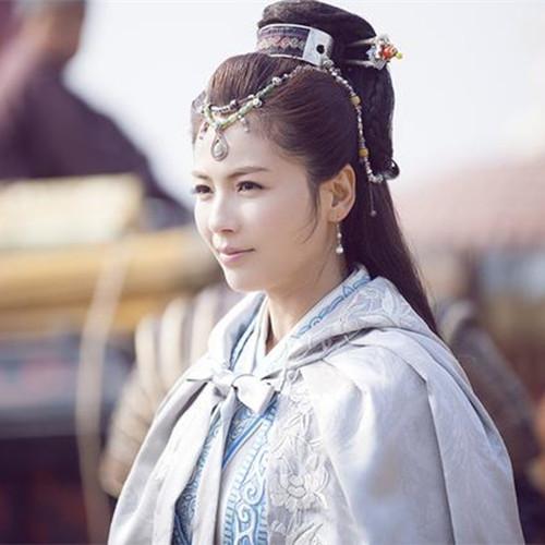 助理伺候明星捏脚,助理伺候明星跪下打伞