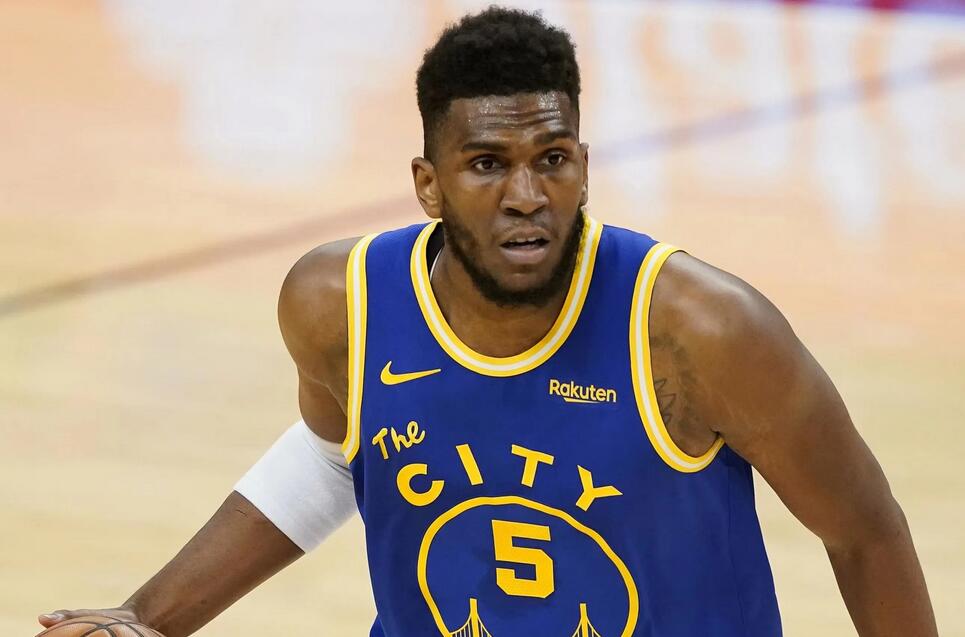 仅得4分，他却疯狂抢下22个篮板球，勇士500万年薪中锋被盛赞