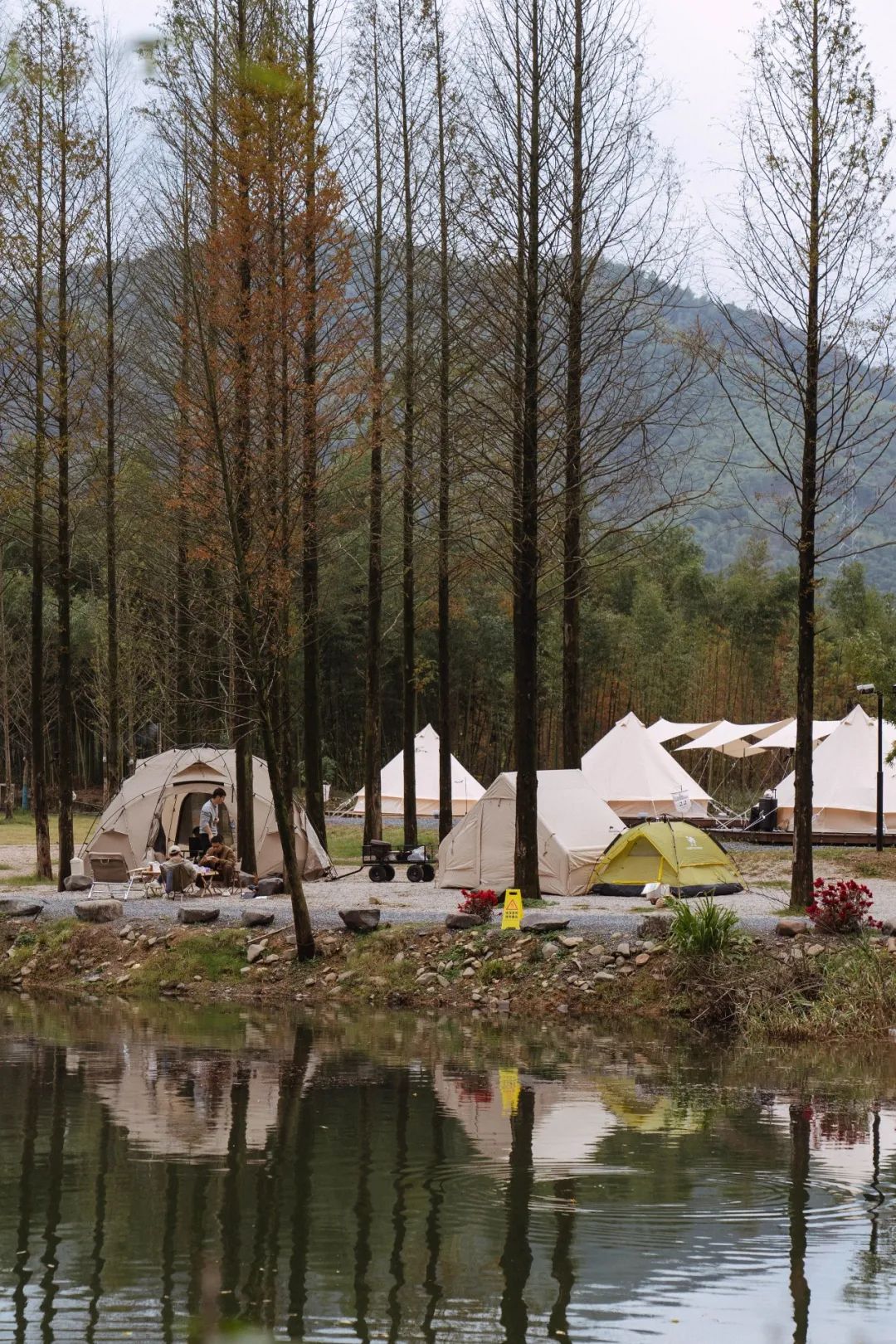 全羊宴烤乳猪、神秘矿坑、湿身派对…有趣不扎堆,假期支棱起来吧