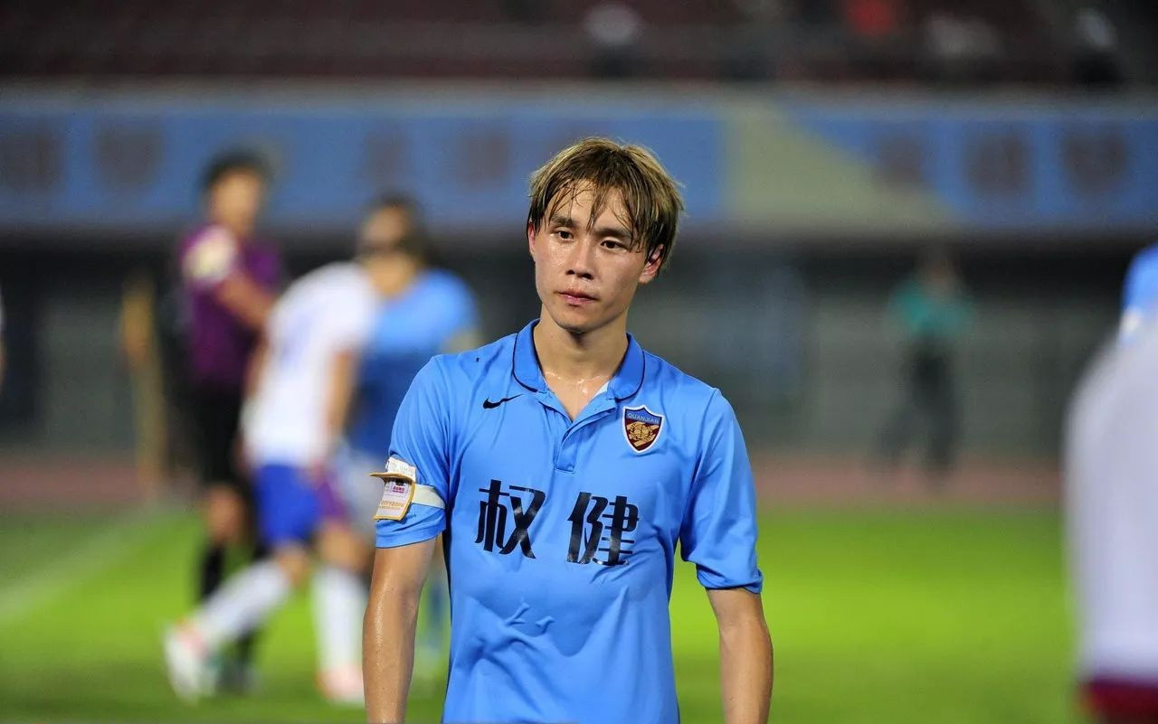 球踢得好、酒量也大！斗酒相逢须醉倒，这几位国脚酒量可真不得了