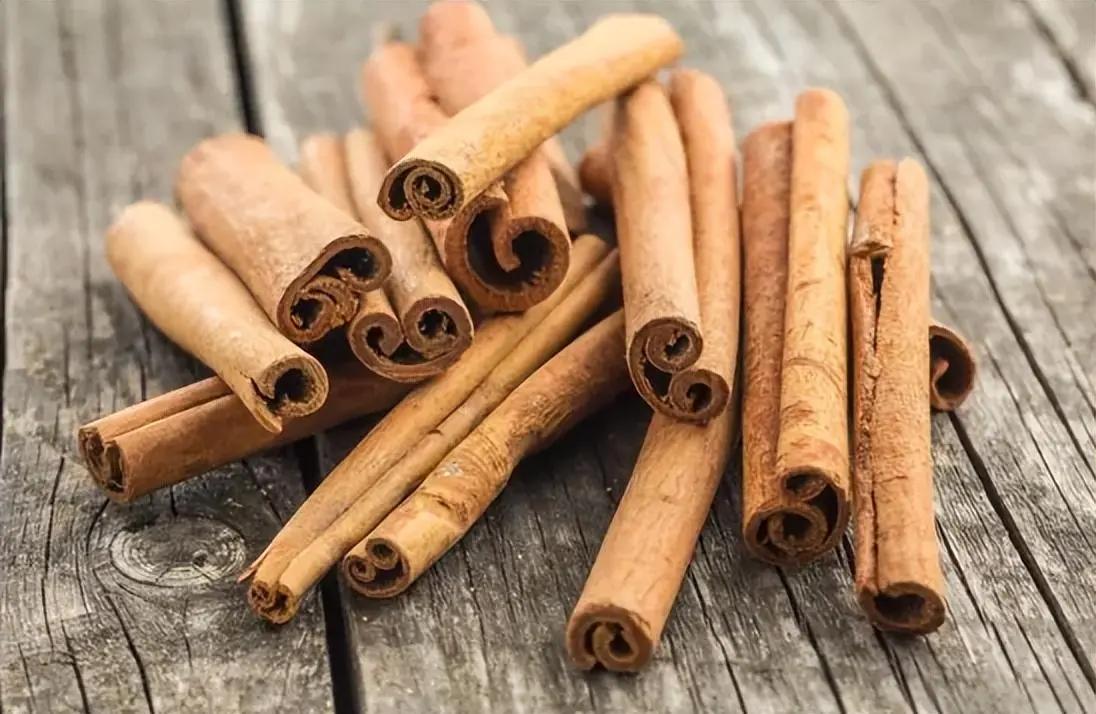 为什么桂皮剥下来树还能活,桂圆树和桂皮树是一种吗