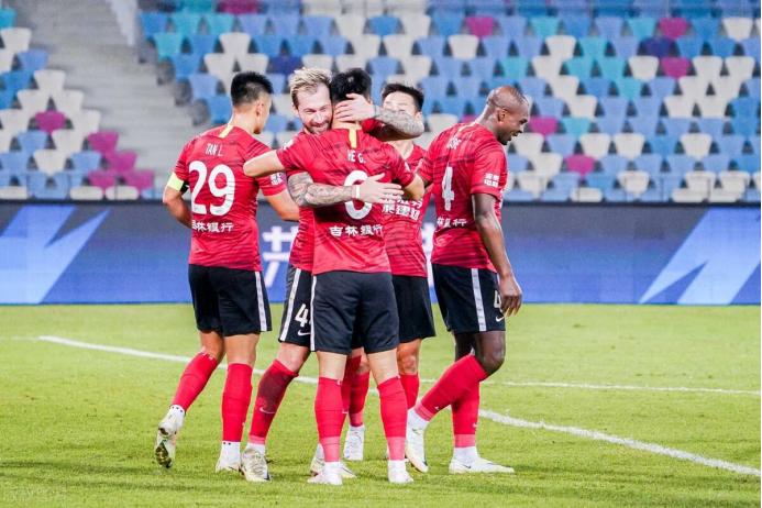 中国对恒大足球的态度怎么样,12年前恒大走进低谷中的中国足球