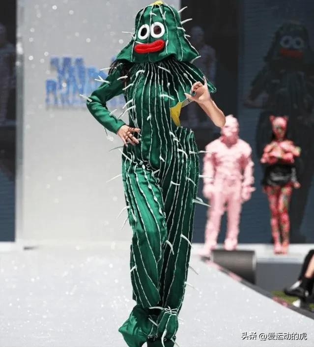 娜扎丁字裤外穿,美吗?模特露胸露臀,到底哪里出错了?