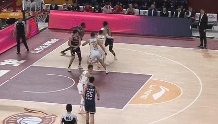 杜锋不满贾昊垫脚马尚:怒喷裁判被吹夺权退场前还指着技术台