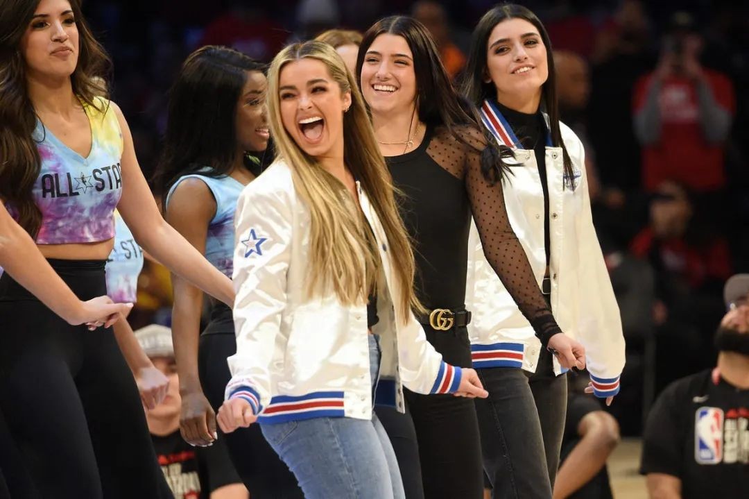 凭借一个「摊手」动作成为顶流的网红，居然是个体育届的KOL？