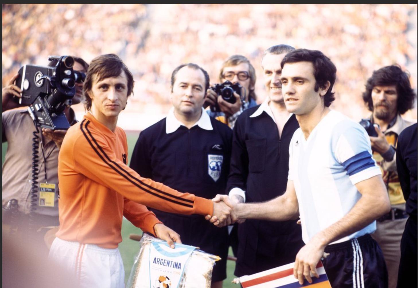 1974年荷兰队全攻全守,现在的荷兰队还是全攻全守吗