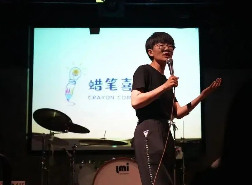 80后妈妈一边带娃一边上班,80后的全职妈妈带孩子