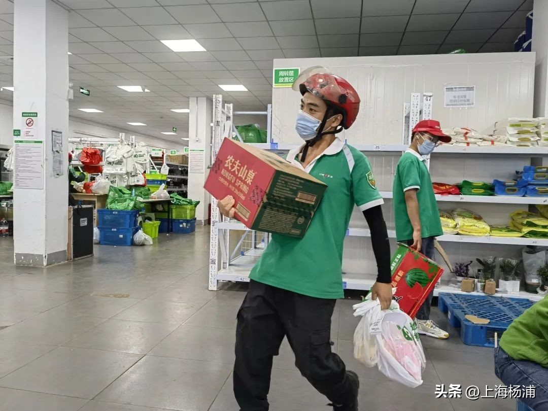 高温“烤”验下，“送菜小哥”每天送货100多单