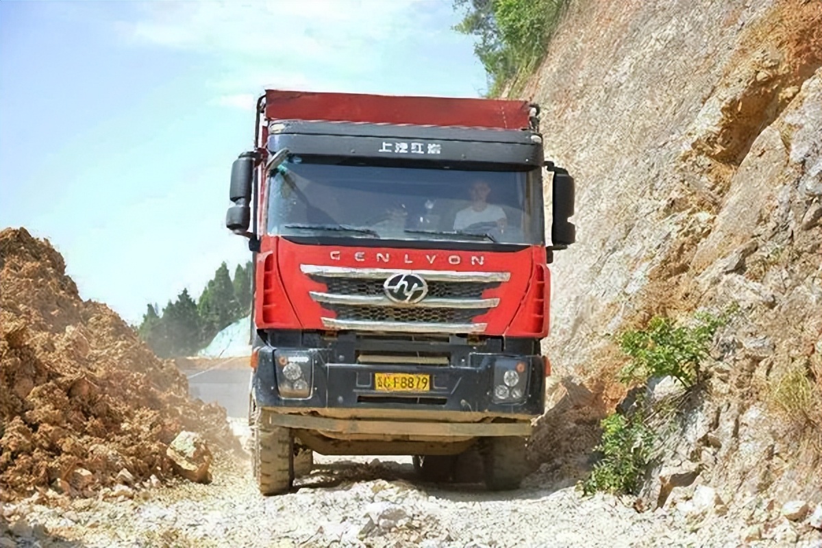 跟车实录在路上见到品牌的卡车,红岩杰狮车队夜晚视频