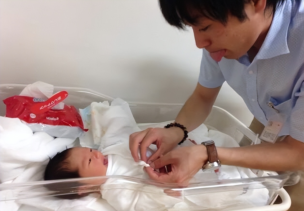 不做亲子鉴定，如何判断孩子是否亲生？利用3个特征在家就能解惑