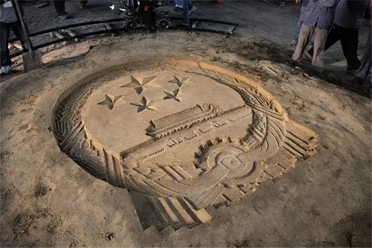 *安门天**除了毛主席画像，还悬挂着国徽，2019年曾发生过变化