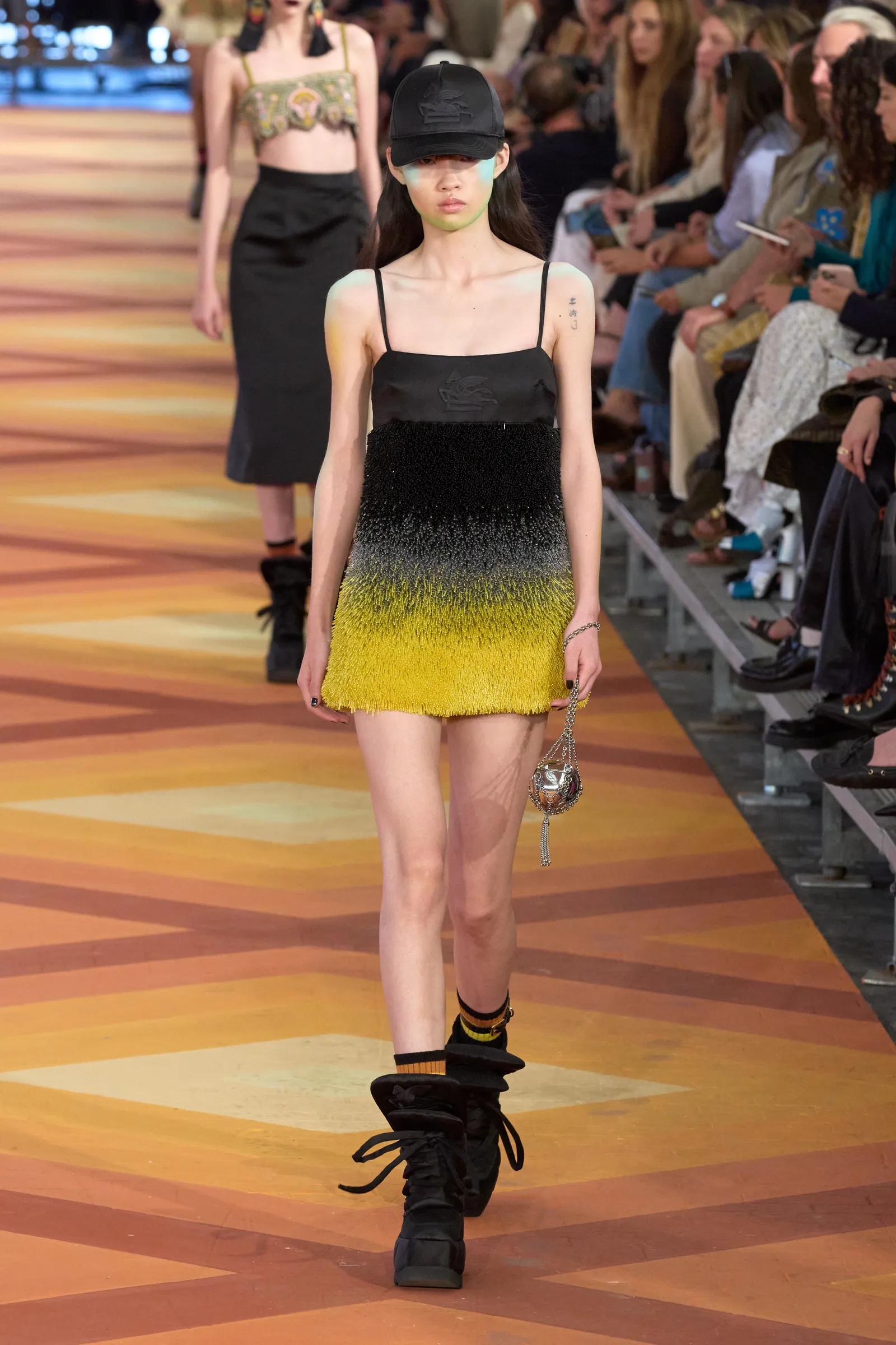 从《王冠》到《白莲花大饭店》，女主穿搭就是你23春夏时尚教科书