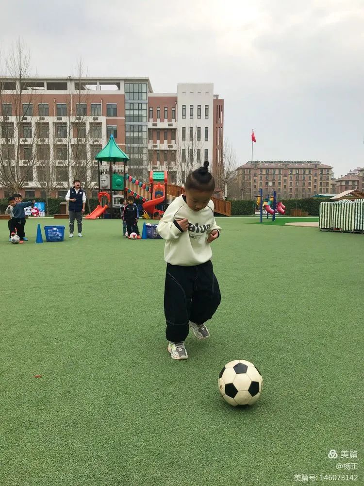 香蕉哥哥，一起动起来吧！奎文区实验幼儿园让更多的孩子逐梦绿茵